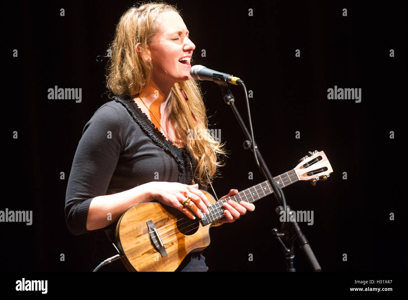 Frau singen und spielen der ukulele Stockfoto