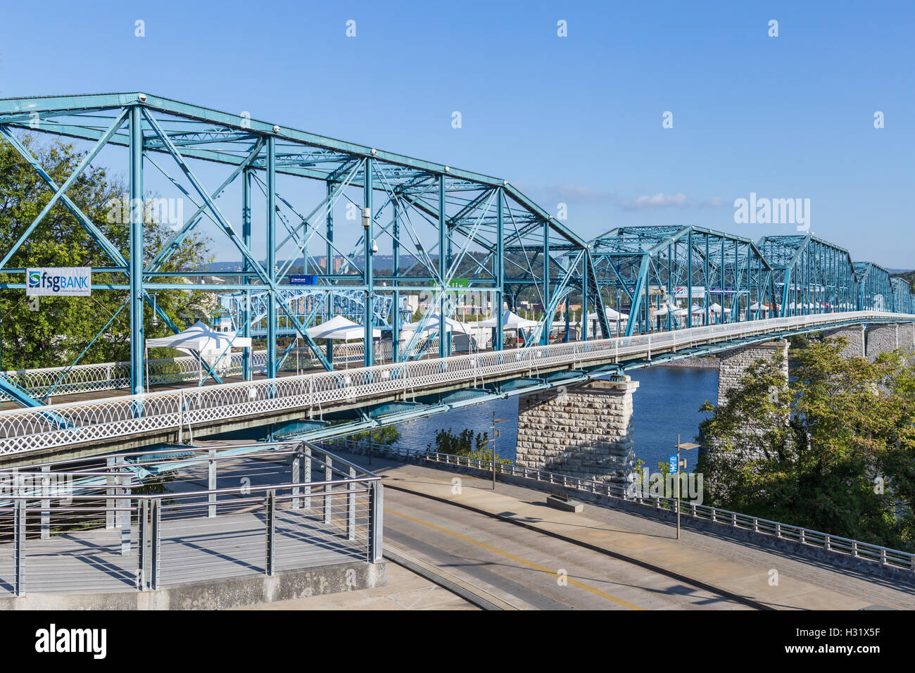 Die Walnut Street Fußgängerbrücke überquert die Riverfront Parkway auf dem Weg über den Tennessee River in Chattanooga, Tennessee Stockfoto