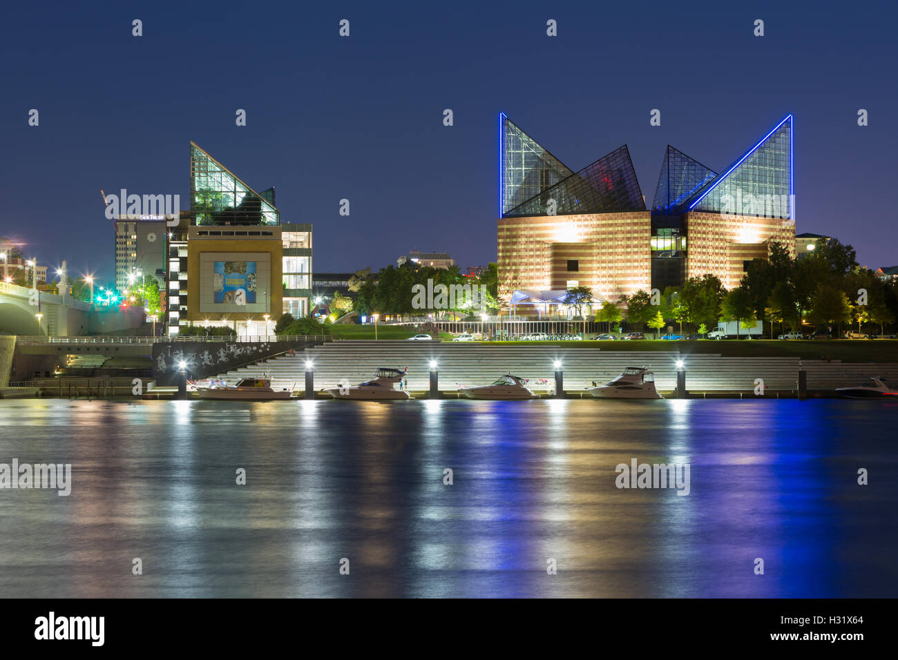 Das Tennessee Aquarium auf dem Tennessee River in der Dämmerung in Chattanooga, Tennessee. Stockfoto