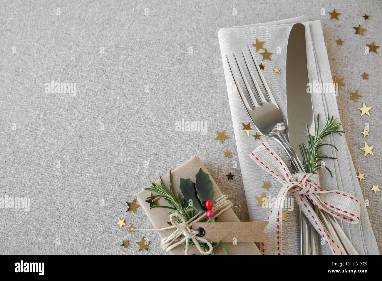 Weihnachten-Tisch-Gedeck, Urlaub Raum Hintergrund kopieren Stockfoto
