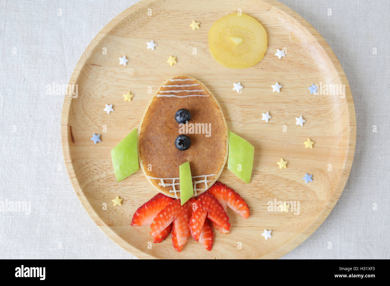 Rakete, Mond und Sterne Frühstück Pfannkuchen, lustige Essen Kunst für Kinder Stockfoto