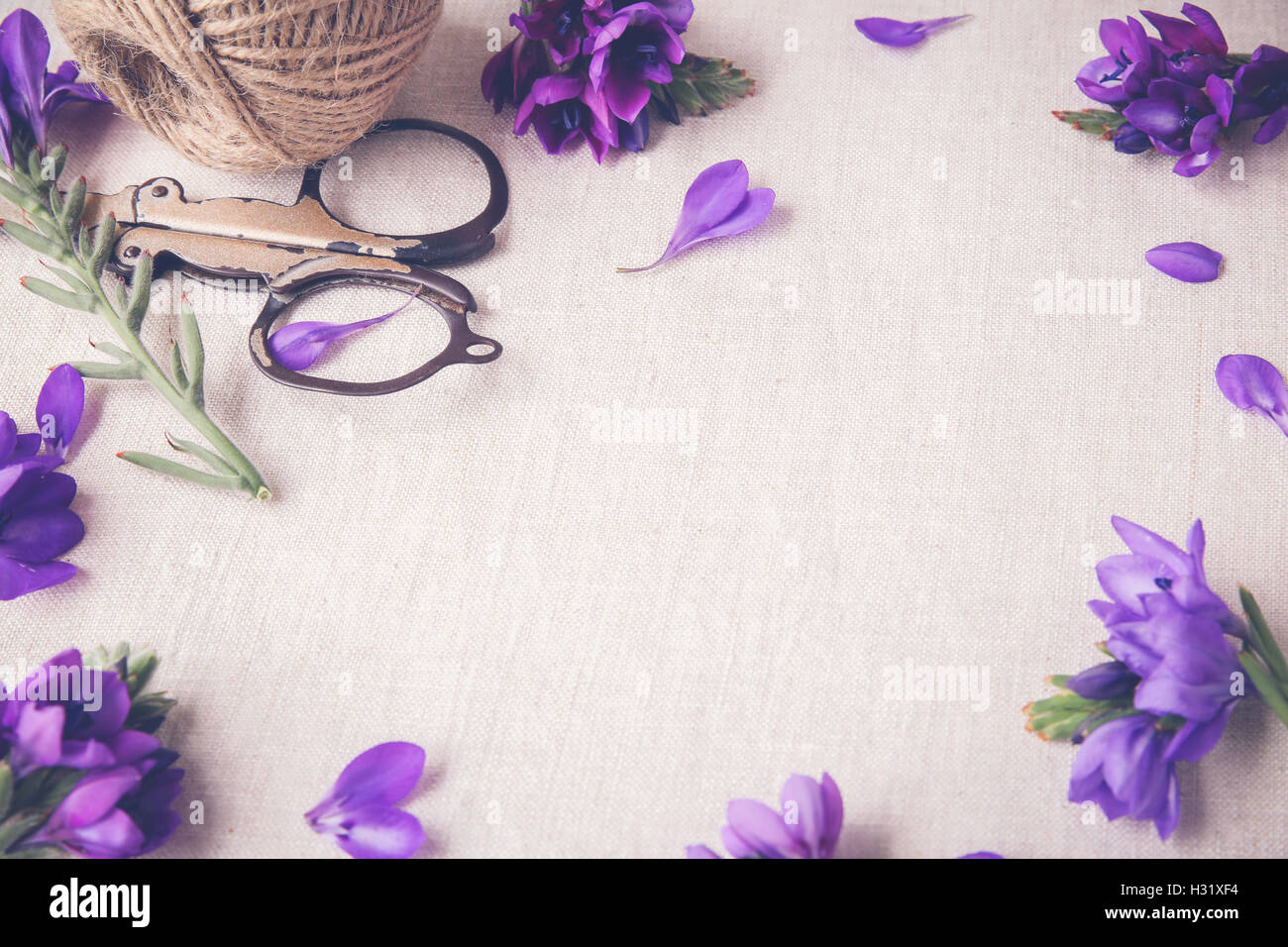 Lila blaue Blumen Handwerk Bindfäden Arbeit auf Leinen Tonen Kopie Raum Hintergrund Stockfoto