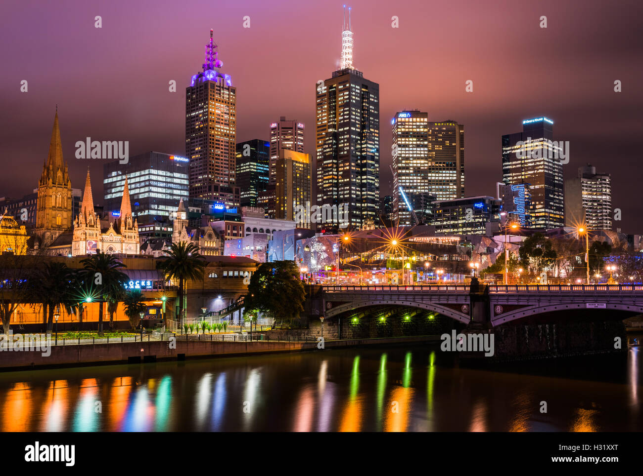 Wolkenkratzer beleuchtet in der Nacht in einer Stadt, Central Business District, Melbourne City Centre, Melbourne, Victoria, Australien Stockfoto