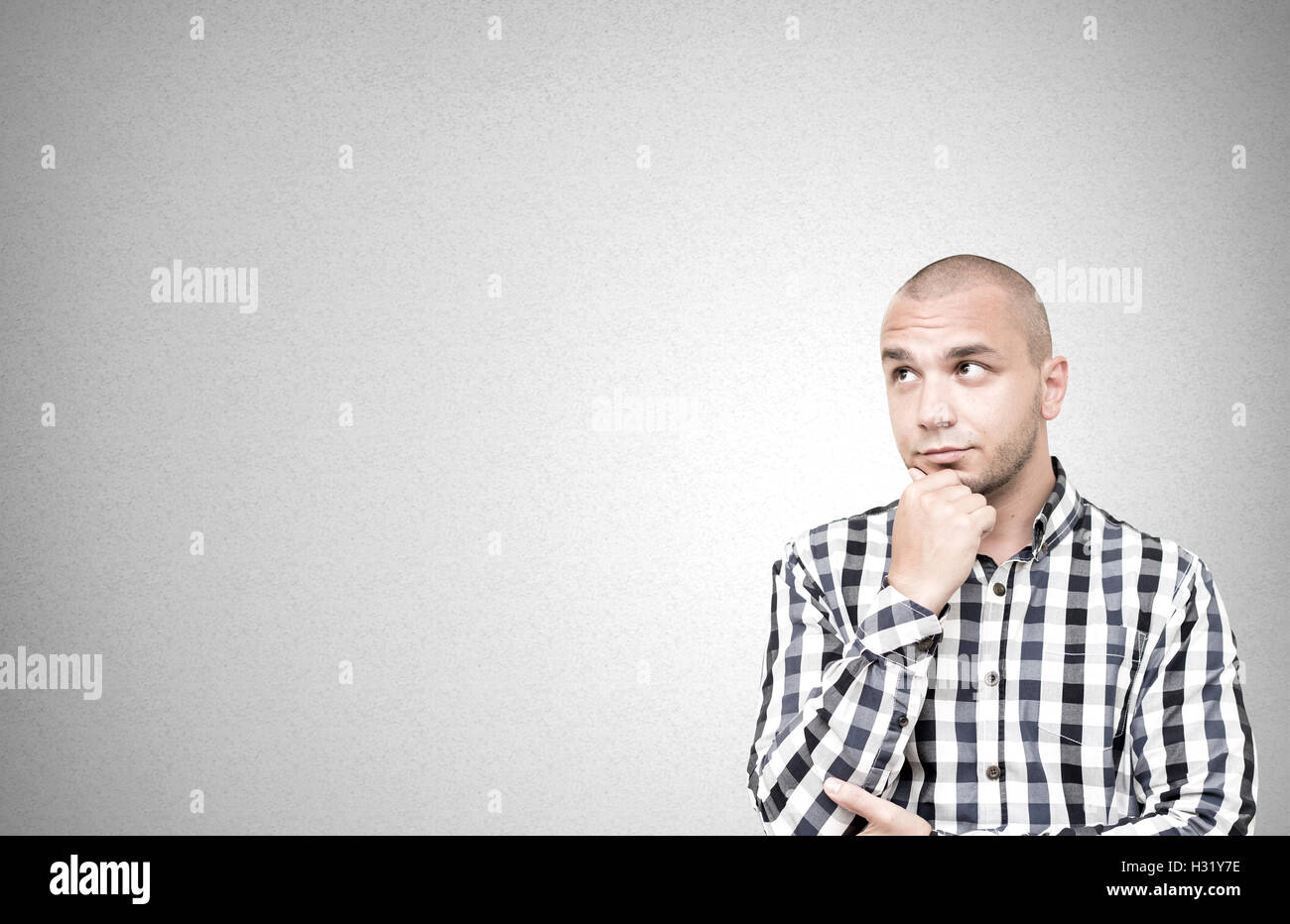 Hübscher kaukasischen Mann auf einem grafischen Hintergrund isoliert Stockfoto