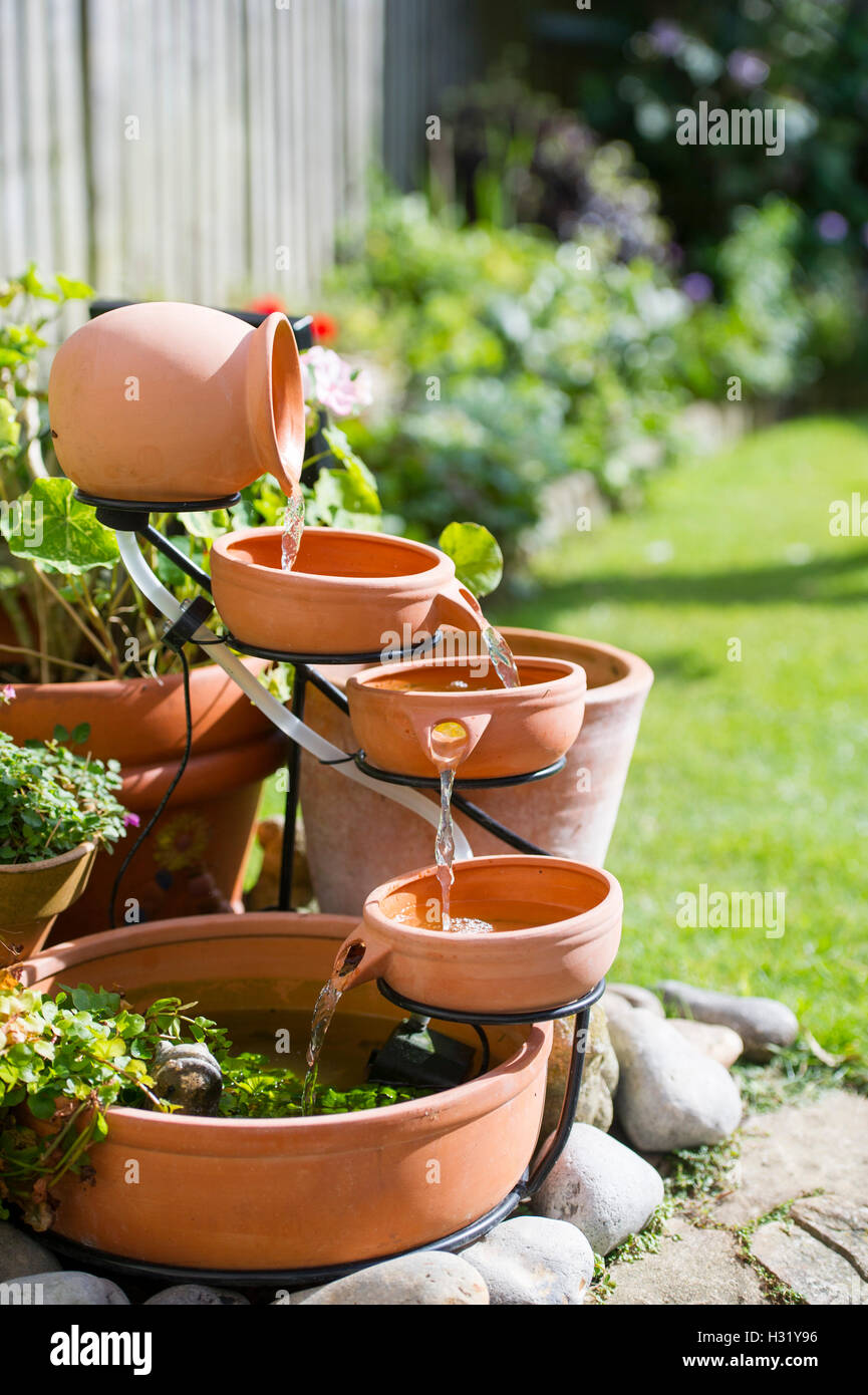 Ein Terrakotta Wasserspiel Mit Solarstrom Im Garten Uk Stockfoto