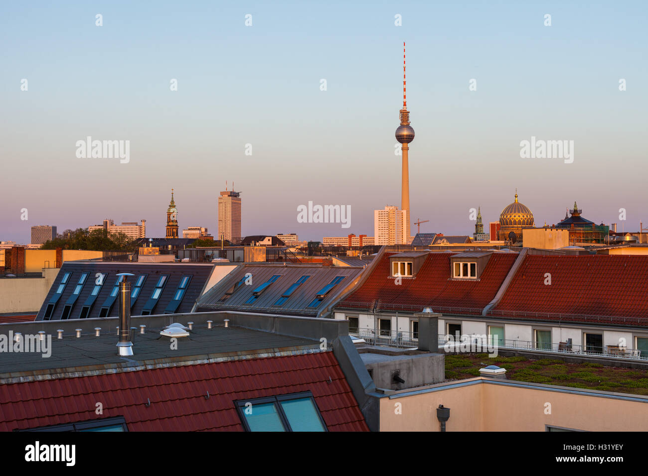 Skyline von Berlin mit Fernsehturm (Fernsehturm), Neue Synagoge und Stadthäuser Stockfoto