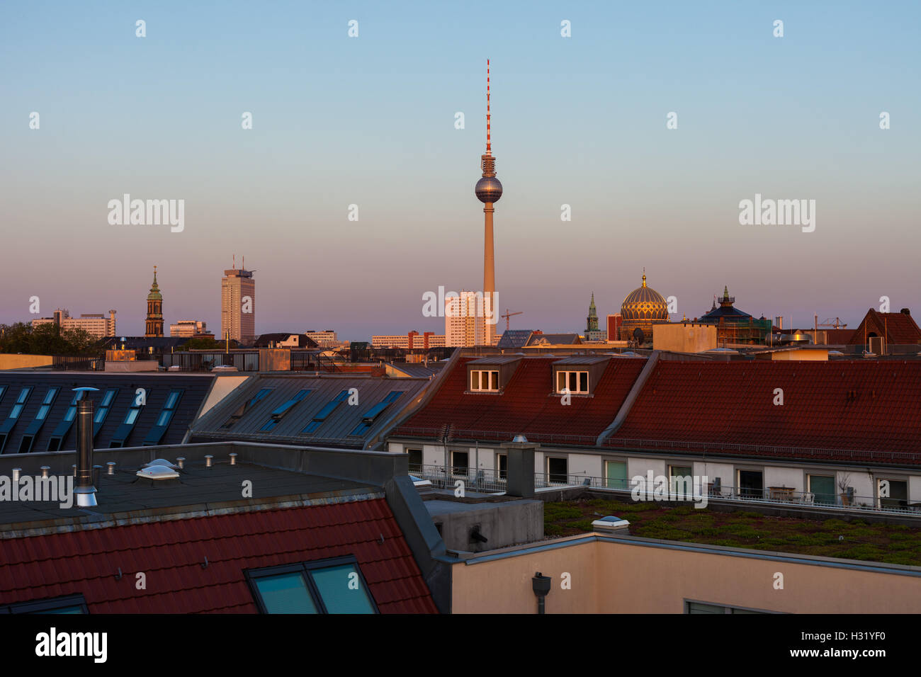 Skyline von Berlin mit Fernsehturm (Fernsehturm), Neue Synagoge und Stadthäuser Stockfoto