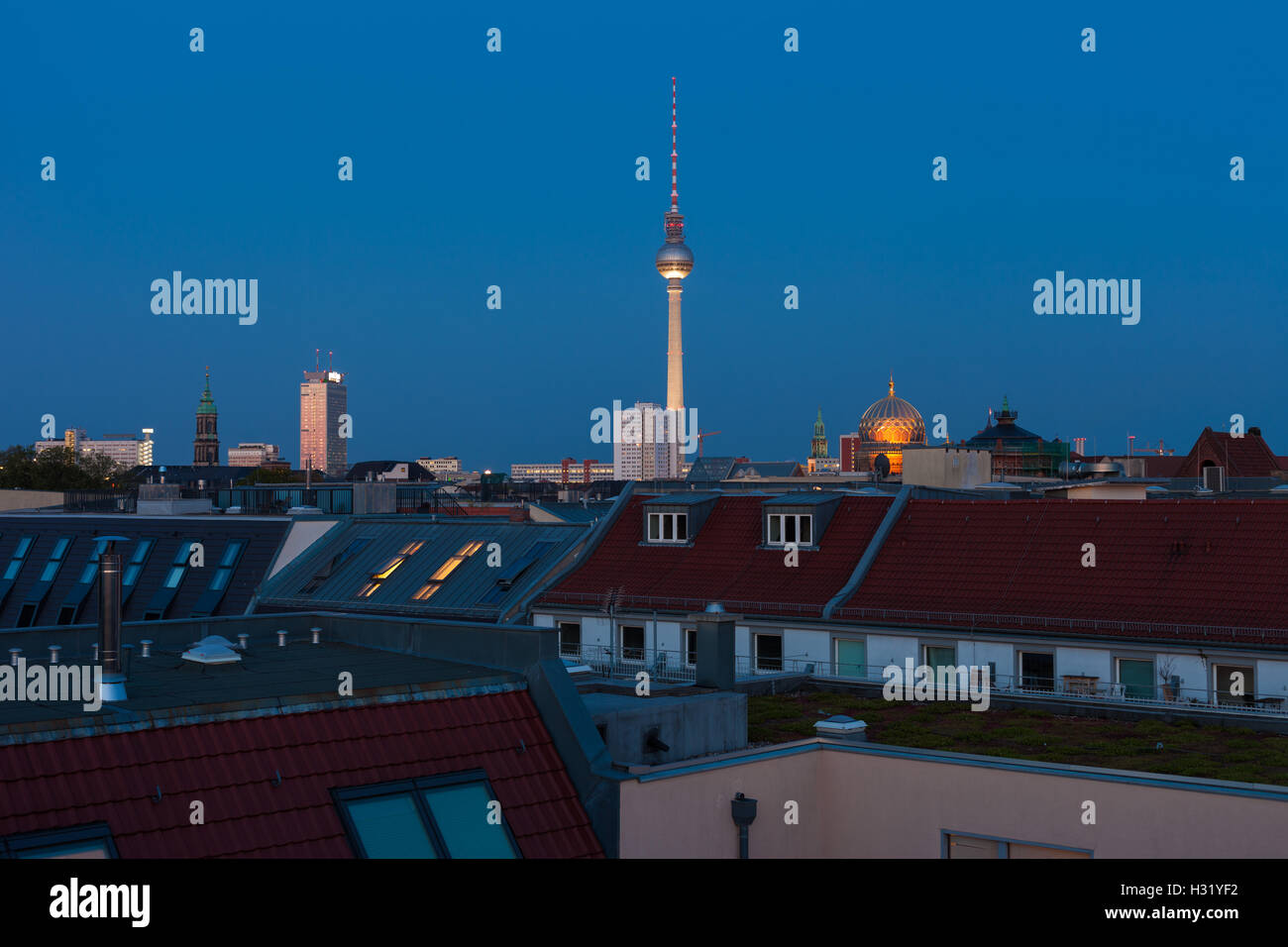 Skyline von Berlin mit Fernsehturm (Fernsehturm), Neue Synagoge und Stadthäuser Stockfoto