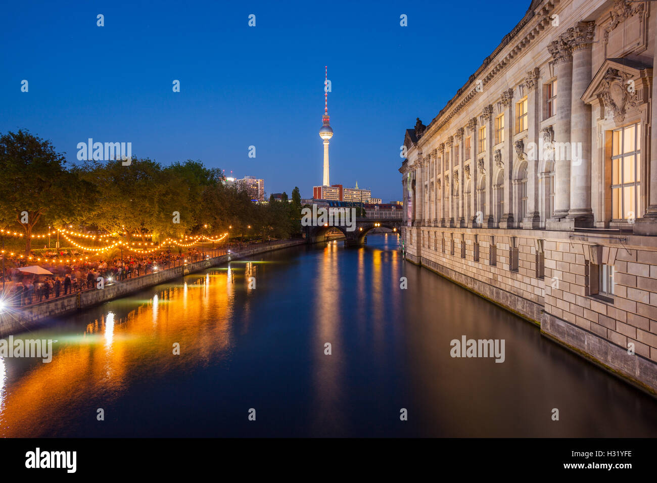 Der Berliner Spree, Fernsehturm und Seite des Bode-Museums in der Abenddämmerung Stockfoto