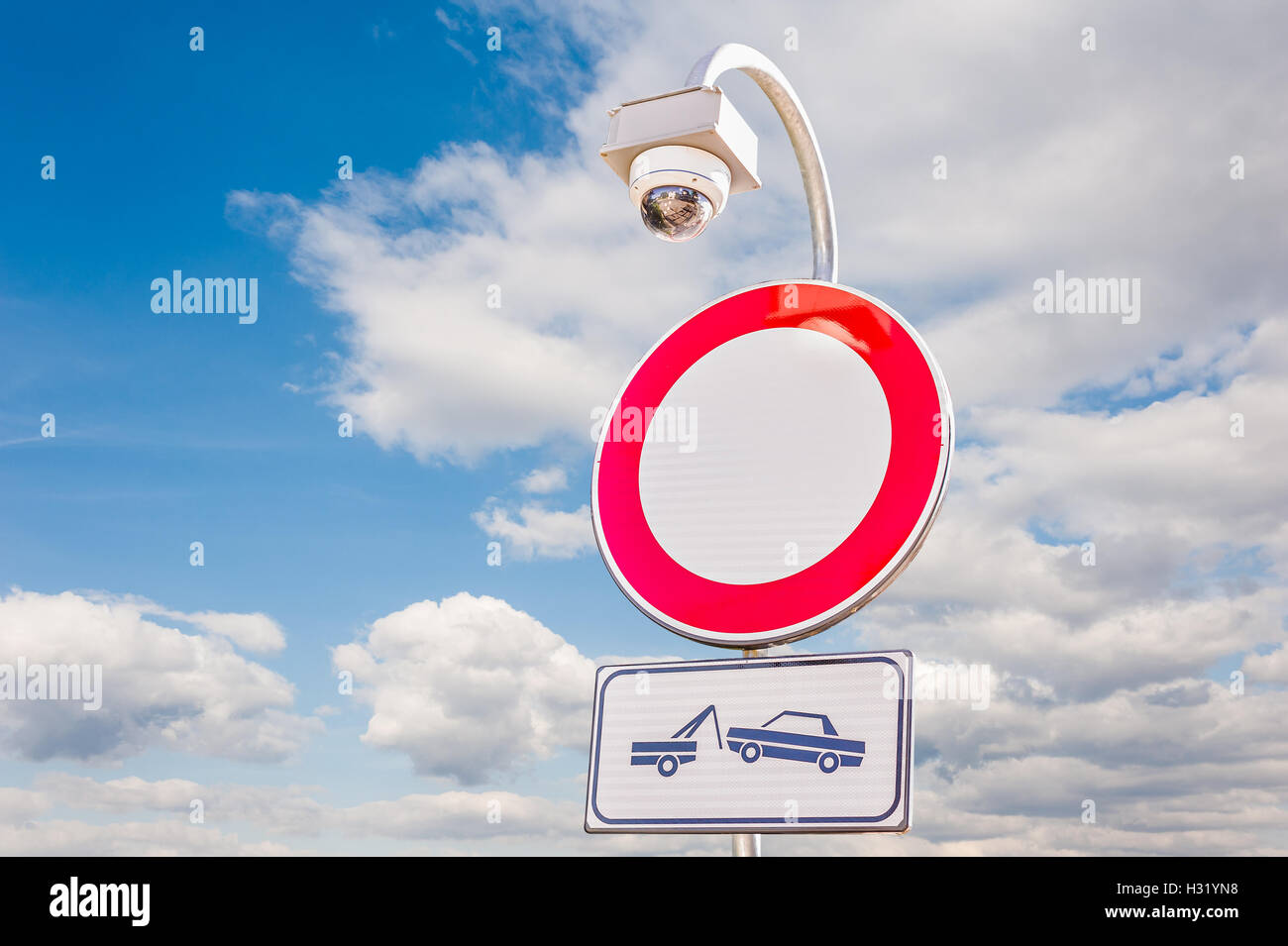 Verkehr ist verboten, Straßenschild, mit erzwungene Entfernung Zeichen und Auto Überwachungskamera, CCTV Stockfoto