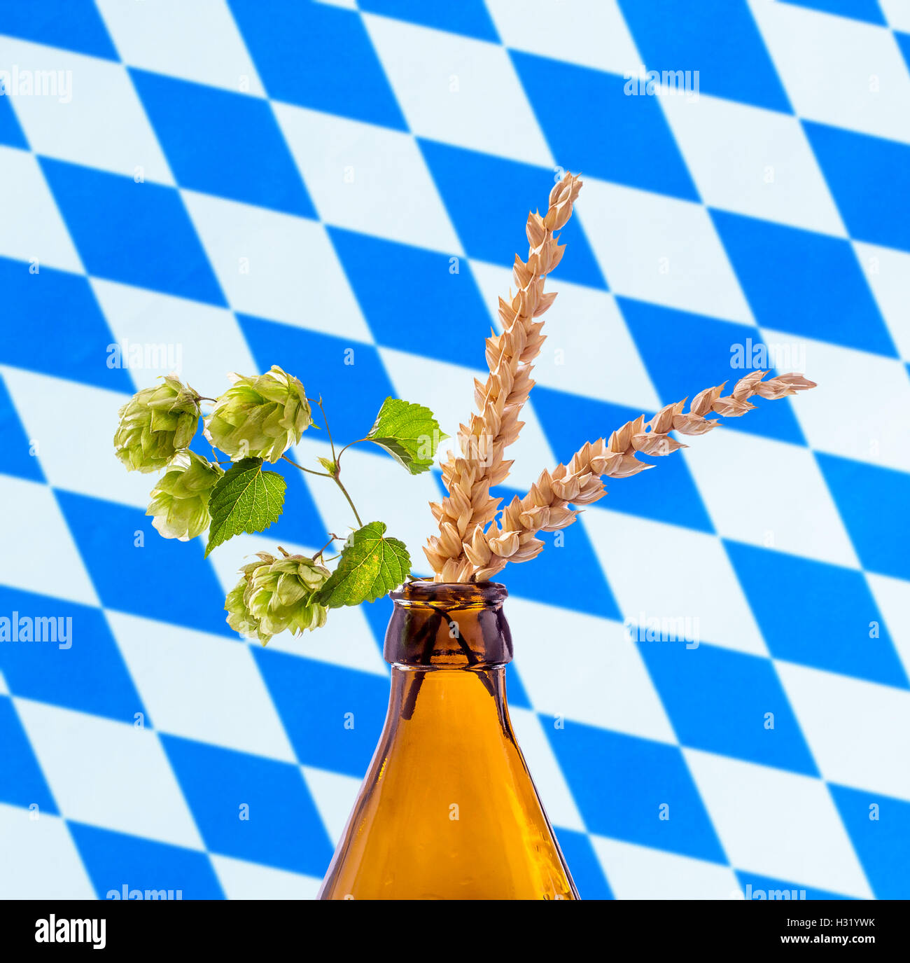 Bierflasche mit Hop Weizen Ast, weiße blaue bayerische Fahne Stockfoto