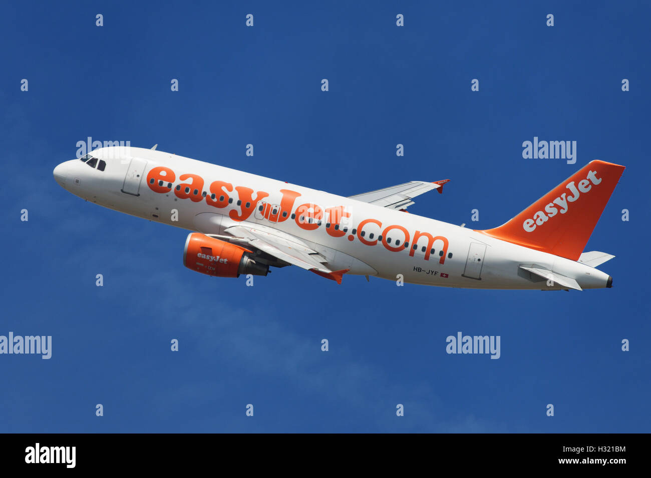 EasyJet Schweiz Airbus A319-100 Banken verließ nach dem Start vom Flughafen El Prat in Barcelona, Spanien. Stockfoto