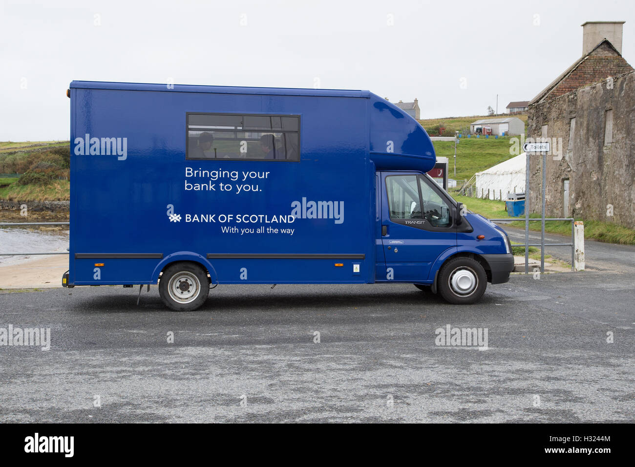 Mobile-Banking van parkten auf Mid Yell auf den Shetland-Inseln Stockfoto
