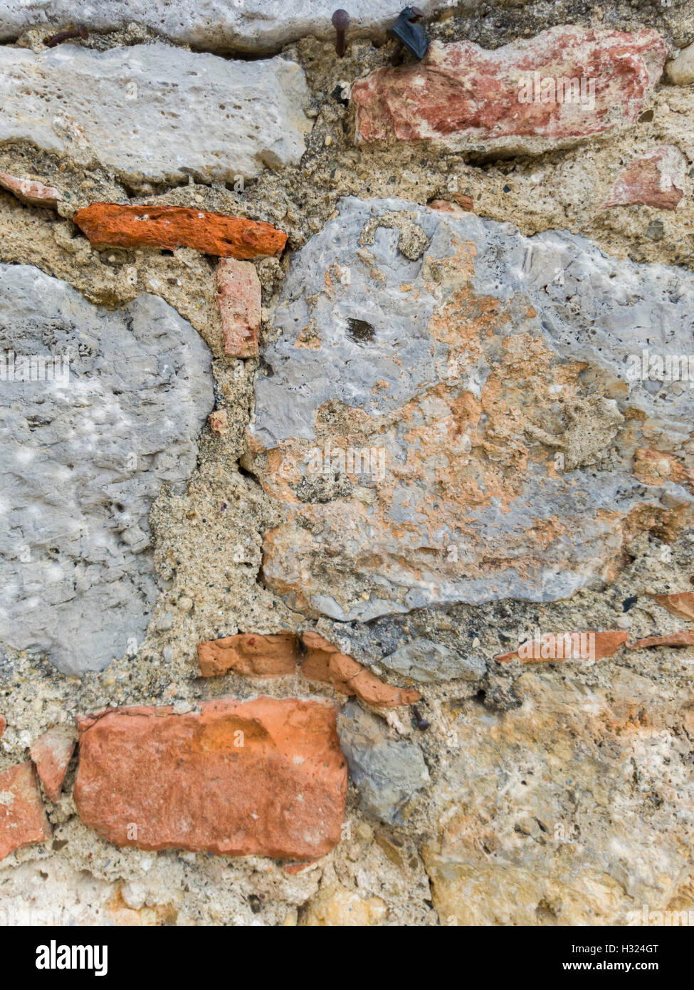 Detailansicht der alten weißen Steinmauer Stockfoto