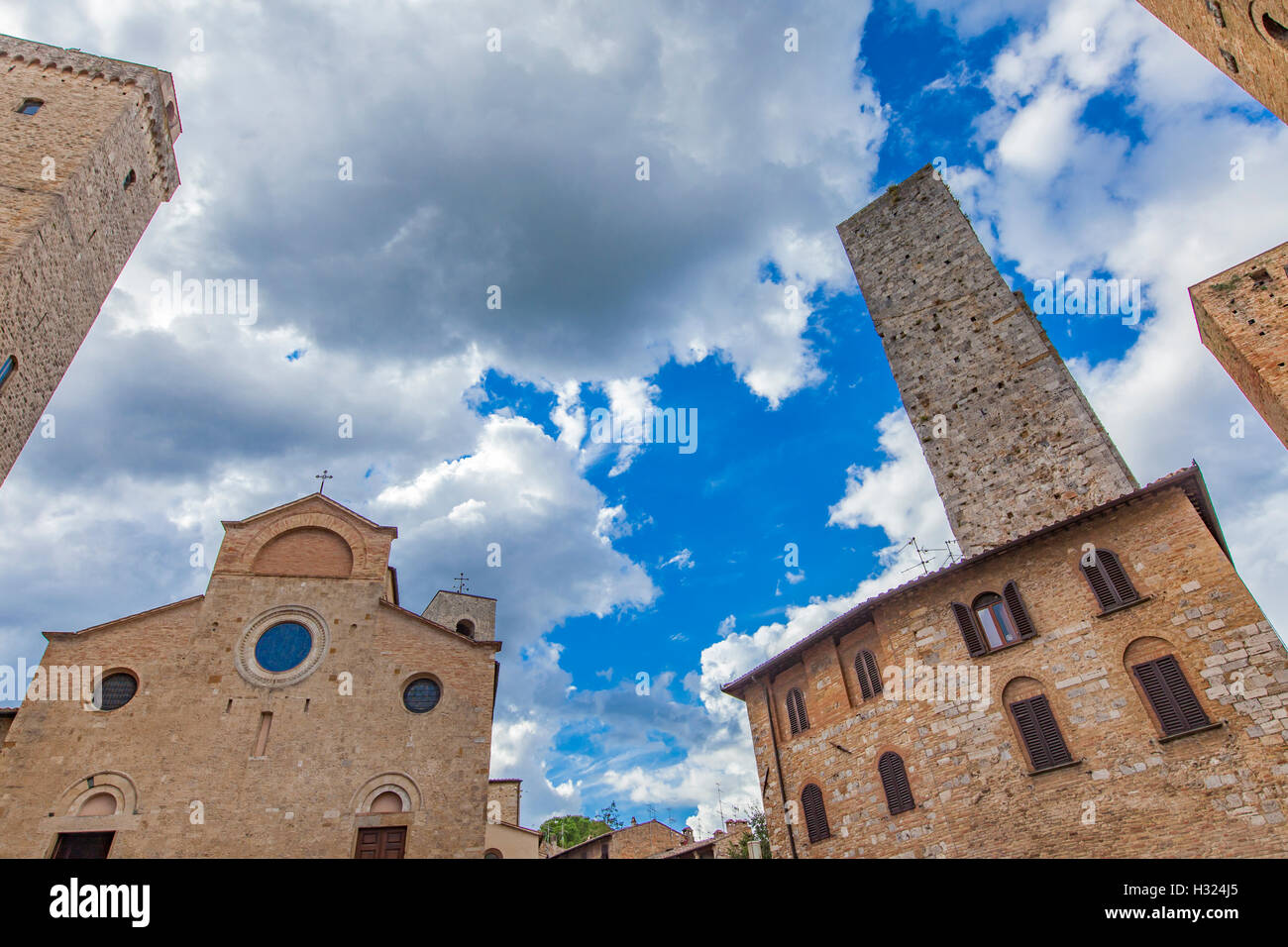 Blick auf alte steinerne Türme in San Gimignano in der Toskana, Italien Stockfoto
