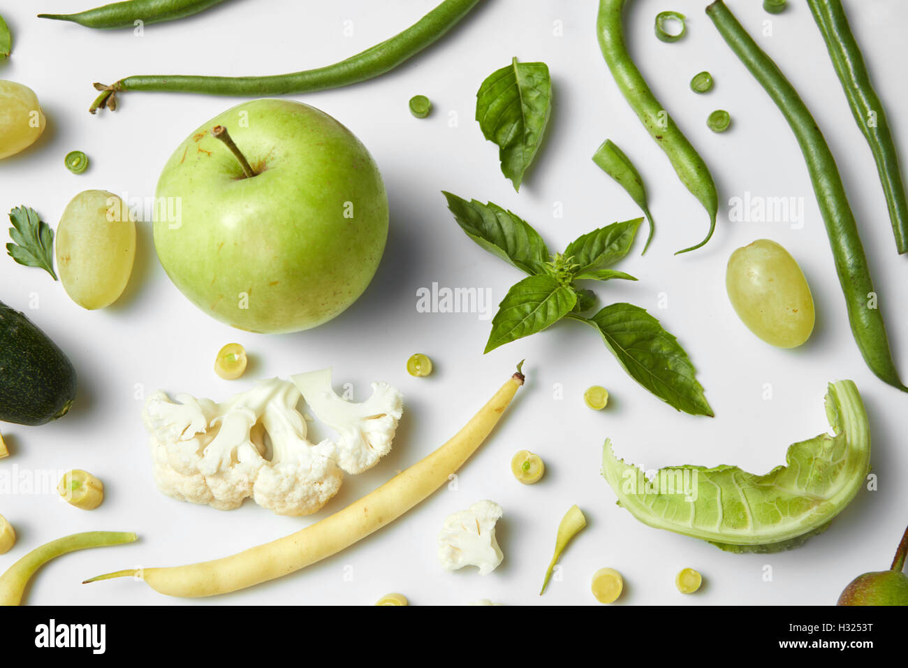 Grünes Gemüse und Früchte, die isoliert auf weiss. Zutaten für Ernährung Stockfoto