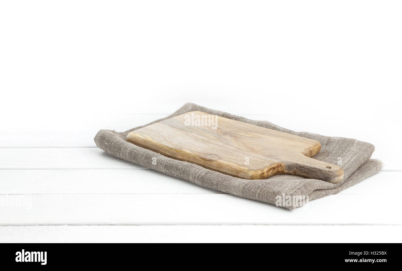 Leere weiße Tabelle mit Schneidbrett, Produkt Display montage Stockfoto