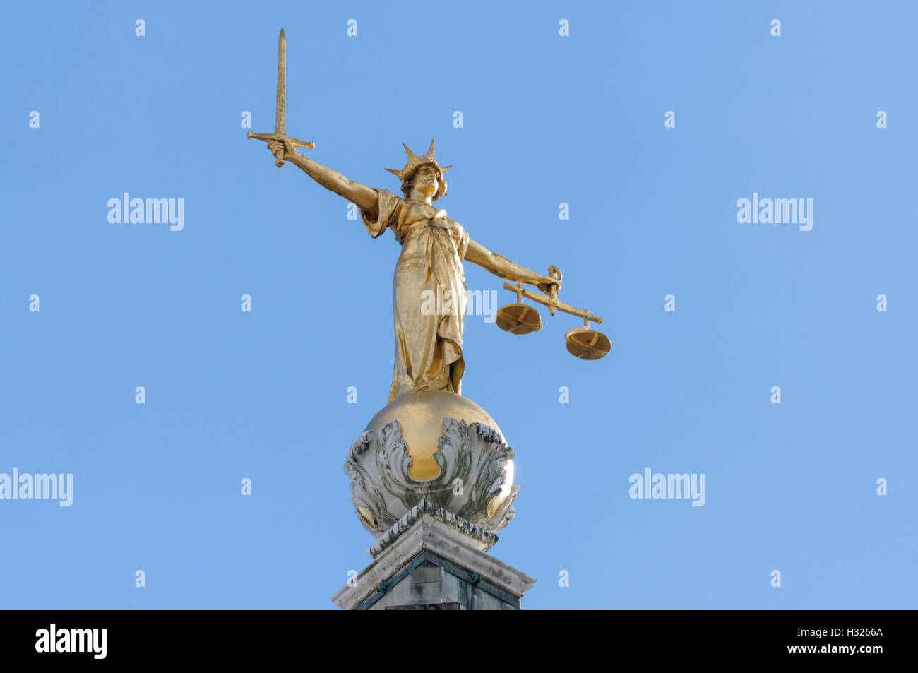 Statue von Lady Gerechtigkeit auf dem Old Bailey, zentralen Strafgerichtshof von England und Wales, London England United Kingdom UK Stockfoto