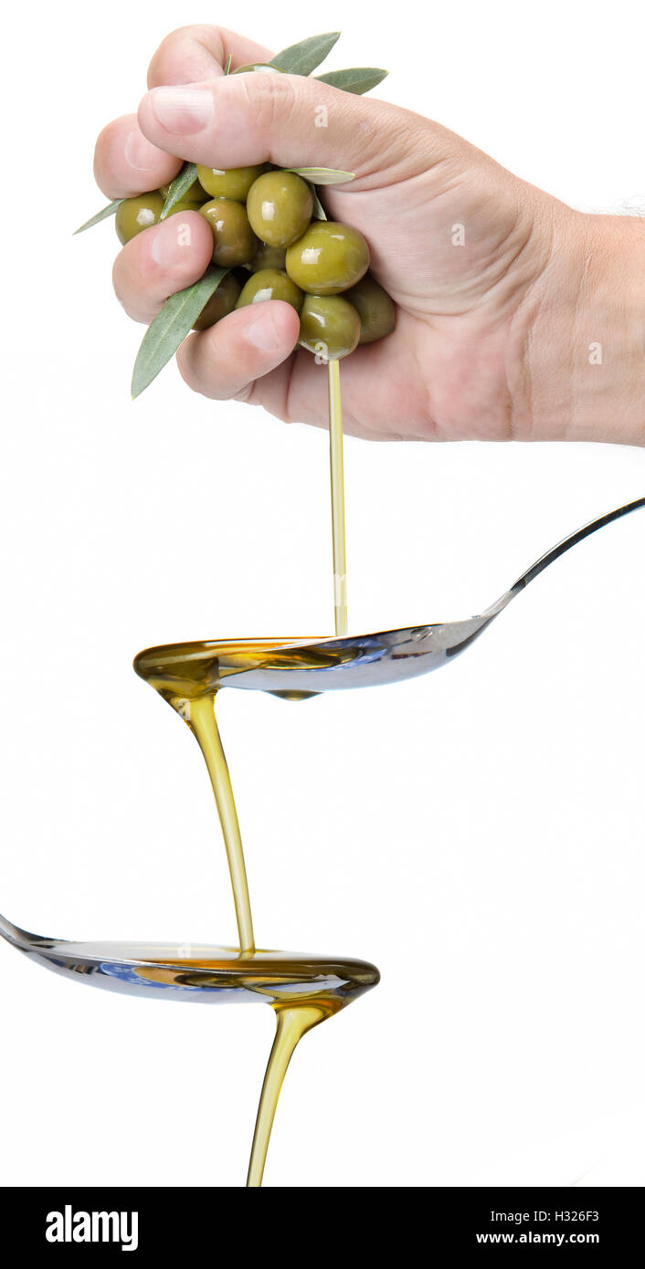 Ein Hanful von Oliven Olivenöl in einen Löffel fallen Stockfoto