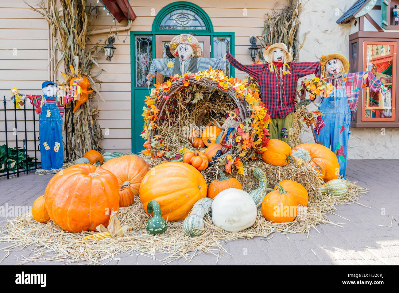 Halloween Display mit Kürbis, Kürbisse und Vogelscheuchen in einem Einkaufszentrum in Pigeon Forge, Tennessee usa. Stockfoto