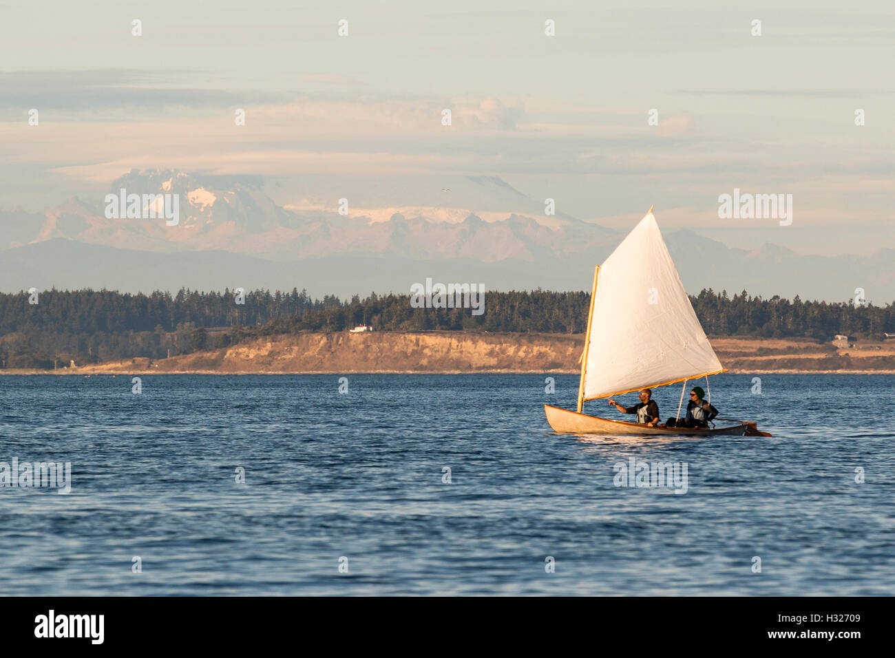 Segelboot segeln, Holzboot, mit Sprit Rig Segeln auf Port Townsend Bucht, Puget Sound mit Mount Baker im Hintergrund. Stockfoto