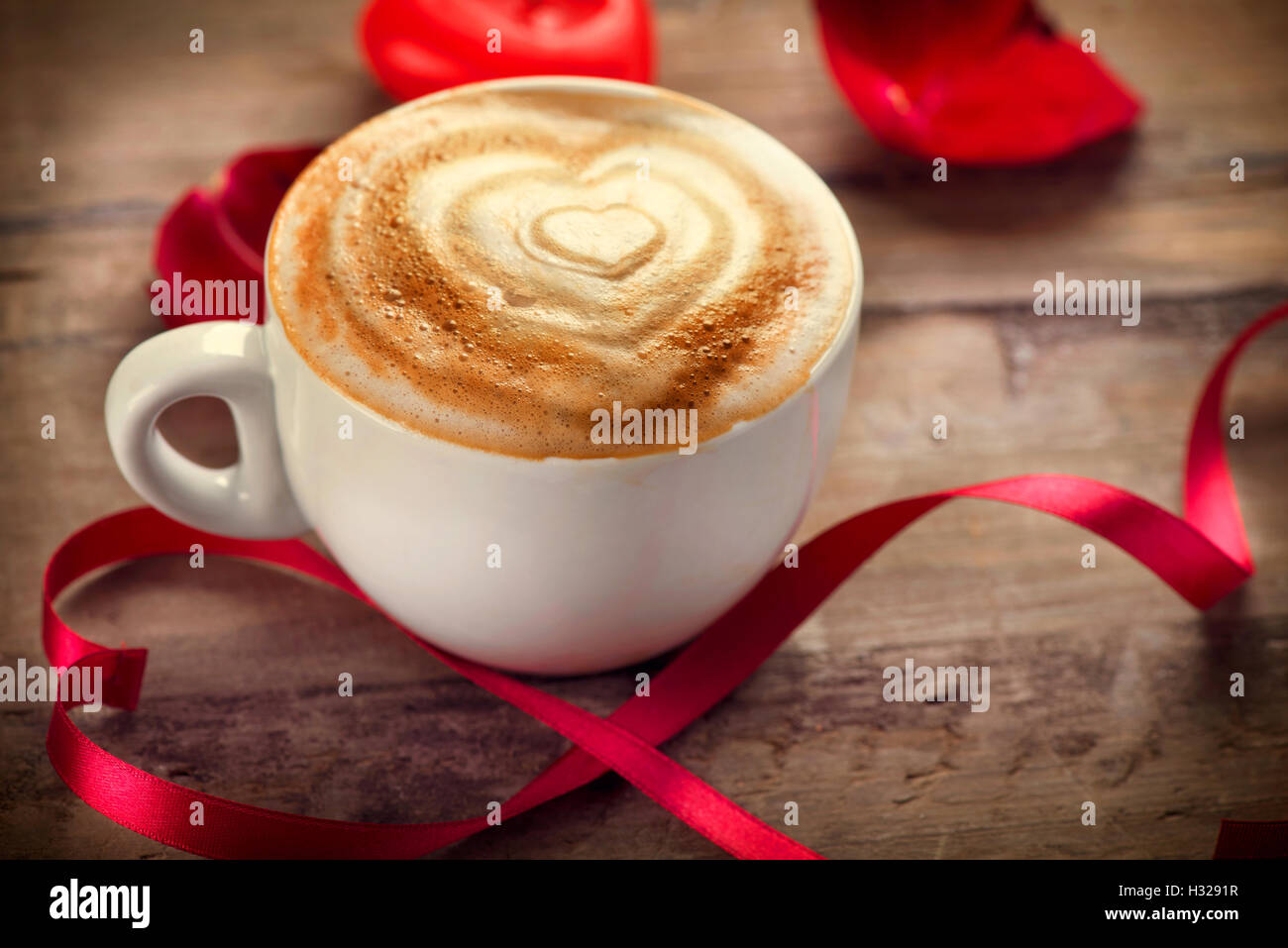 Valentinstag-Kaffee oder Cappuccino mit Herz auf Schaum Stockfoto