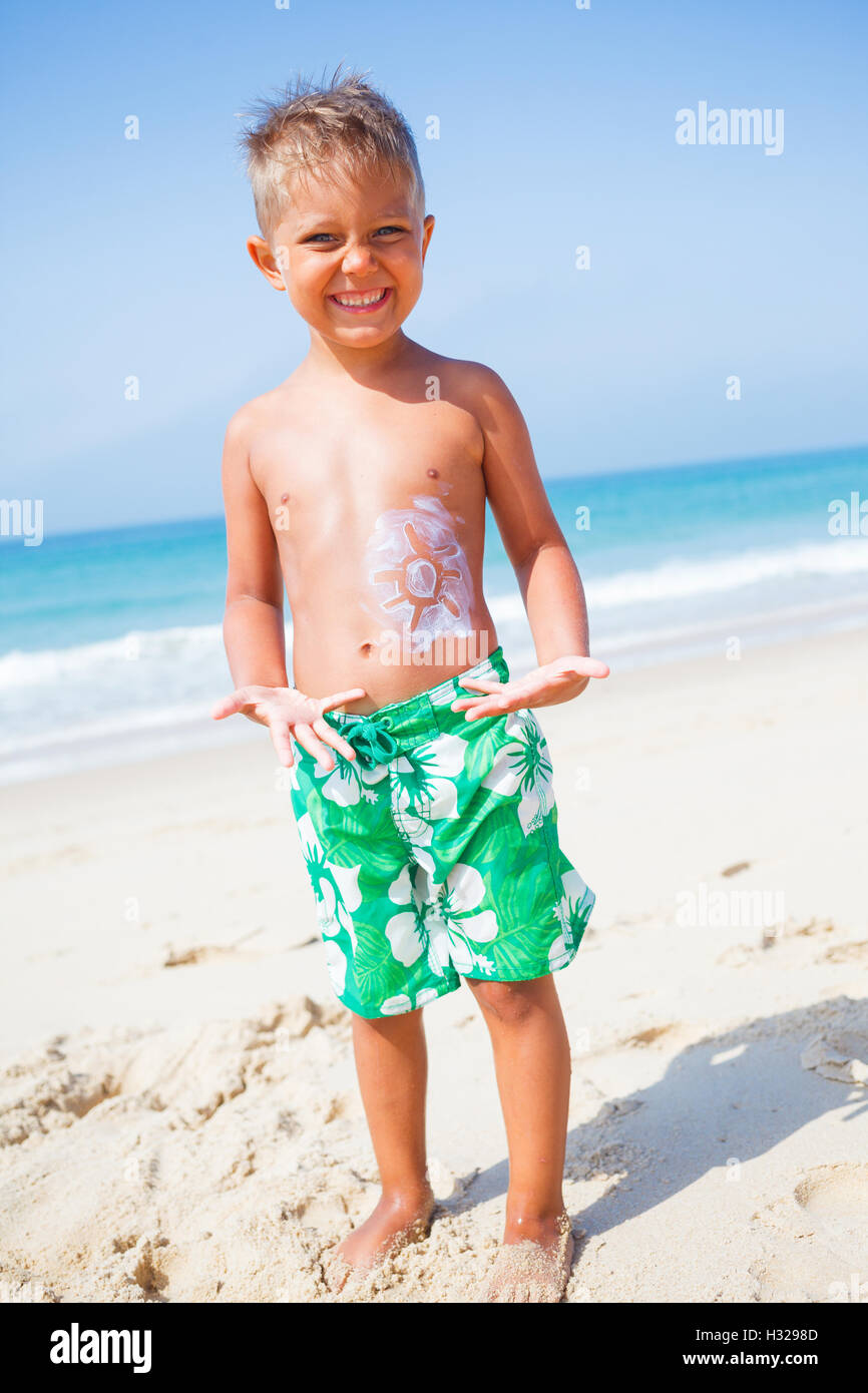 Anwendung von Sonnencreme Stockfoto