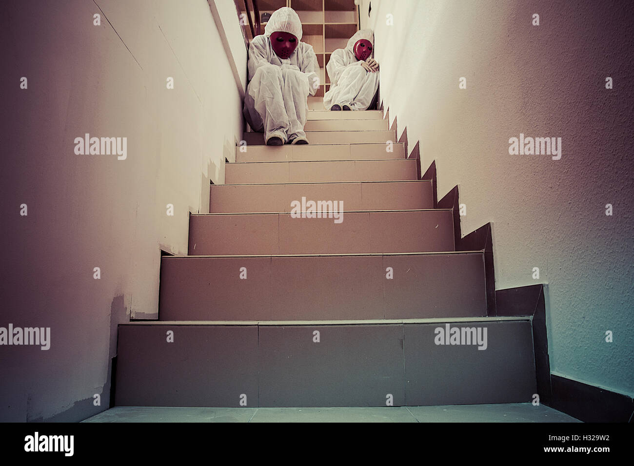 Treppen, Alptraum Konzept, Mann mit weißen Kleid und rote Maske Stockfoto