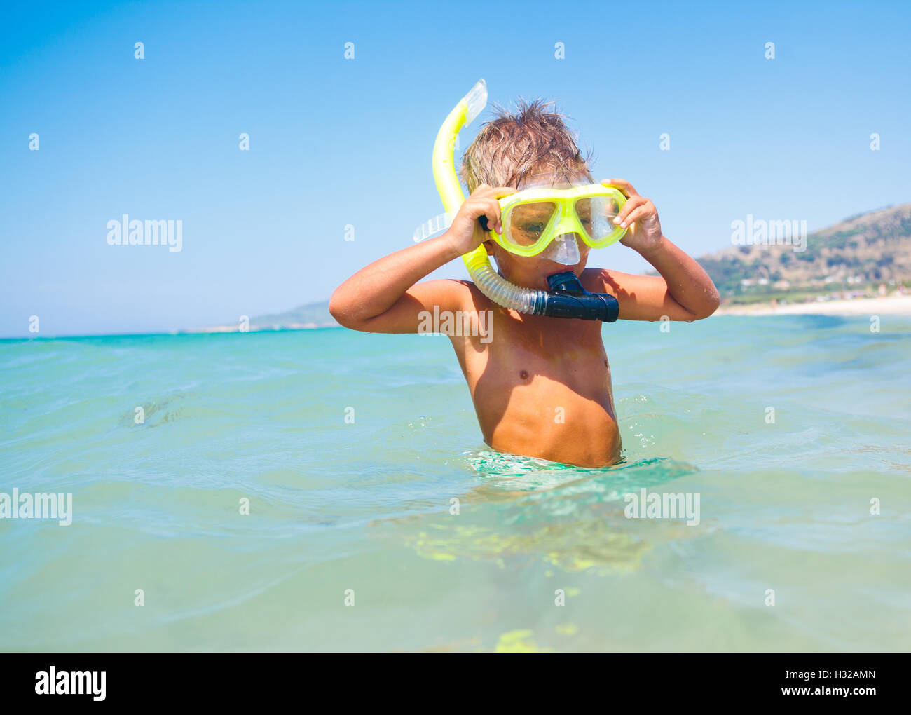 Fröhlicher Junge in Gesichtsmasken Stockfoto