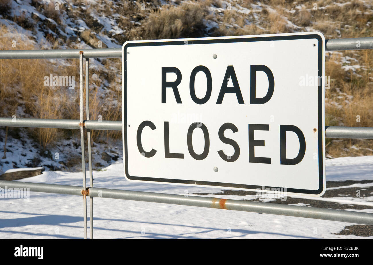 Straße gesperrt Schild ländlichen Gegend im Neuschnee Stockfoto