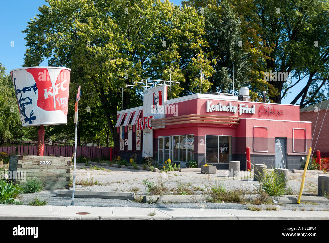 Ein geschlossenes KFC Kentucky Fried Chicken Outlet in Toronto. Das Unternehmen soll verlegt und sein wertvolles Grundstück in der Innenstadt verkauft und für Wohnungen umgewidmet werden. Stockfoto