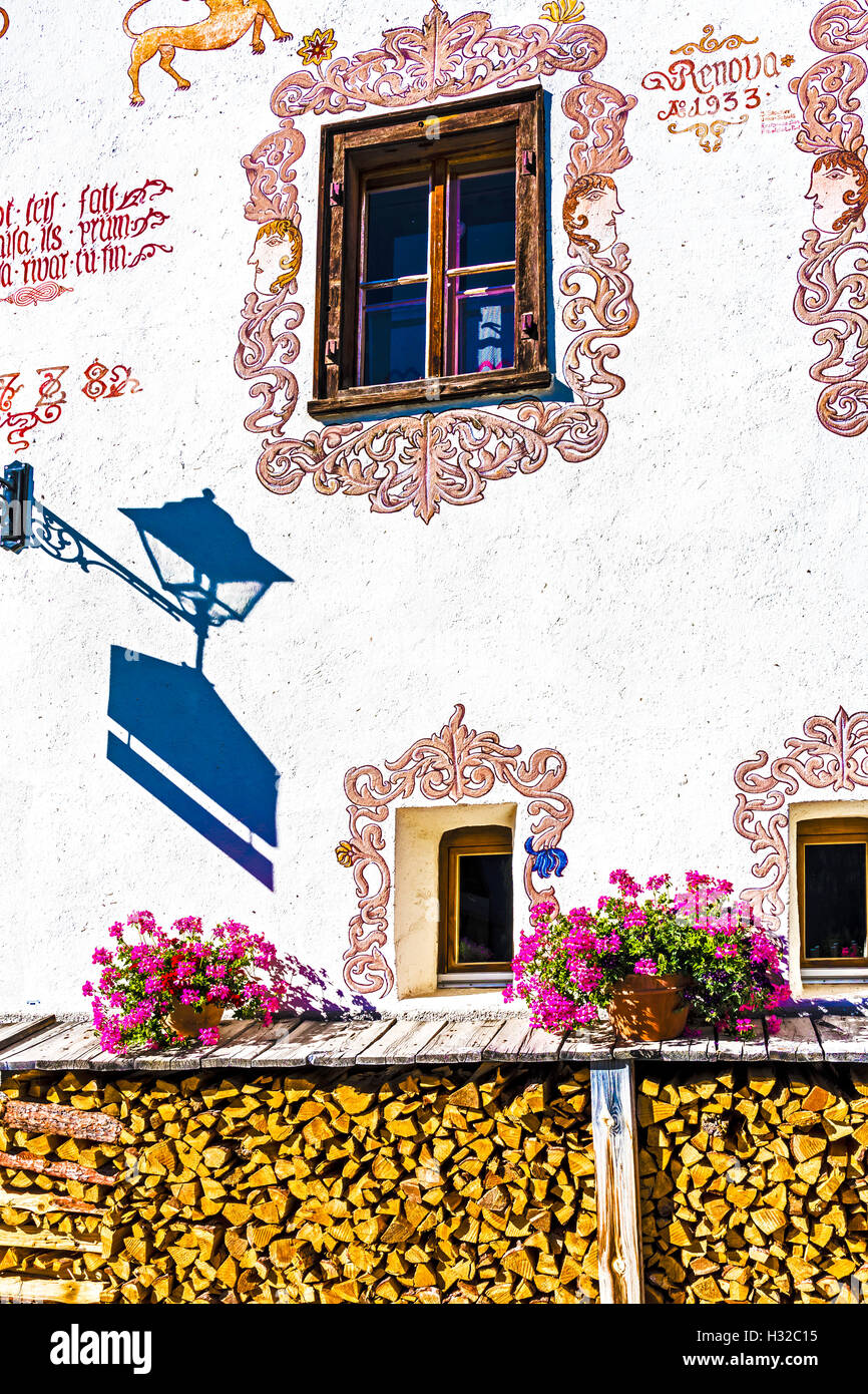 Häuser in Guarda, Symbole, Engadin, Schweiz Stockfoto