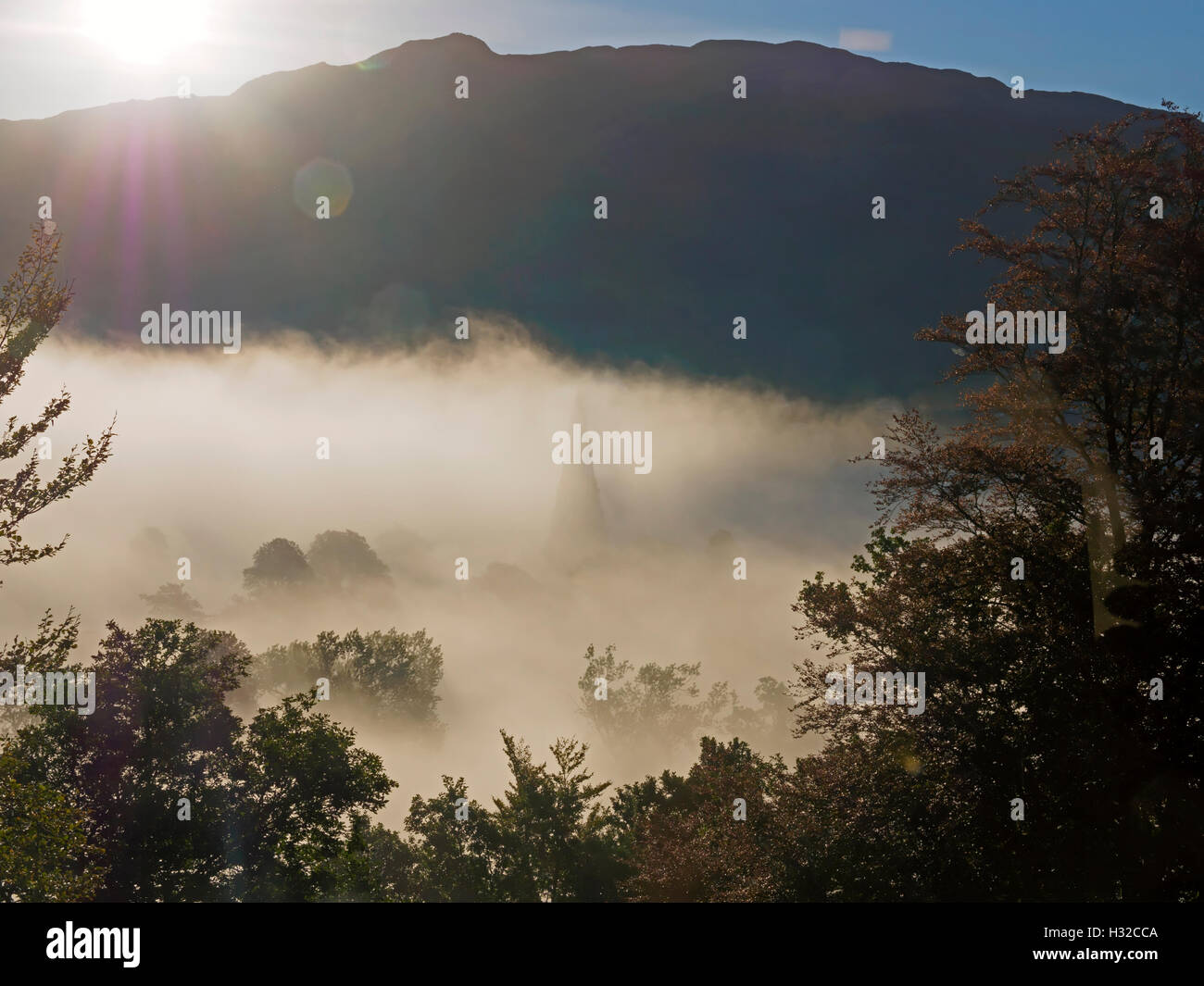 Temperatur-Umkehrung fallen Nebel über Ambleside an einem späten Sommermorgen in Cumbria Stockfoto