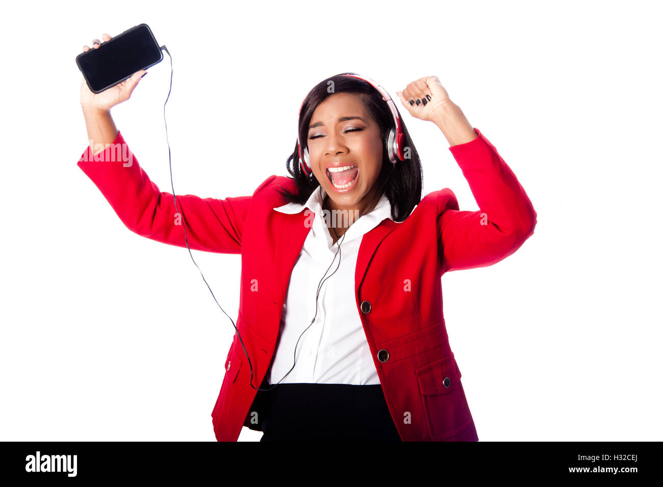 Schöne glückliche Geschäftsfrau, verklemmen, singen, Musik hören auf drahtlose Handy auf weiß. Stockfoto