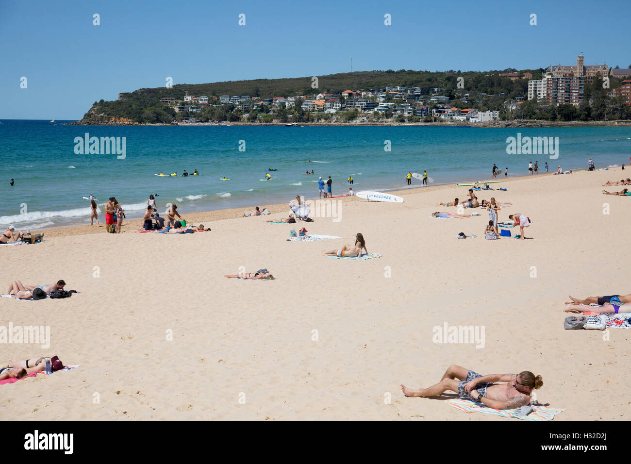 Australier Sonnenbaden am Manly Beach, einer der berühmten Nordstrände von Sydney, Australien Stockfoto