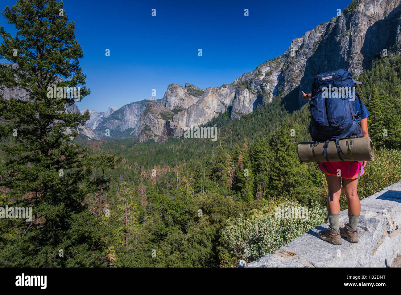 Backpacker an der Wand im Tunnel Blick auf Yosemite Valley im Yosemite-Nationalpark, Kalifornien, USA Stockfoto