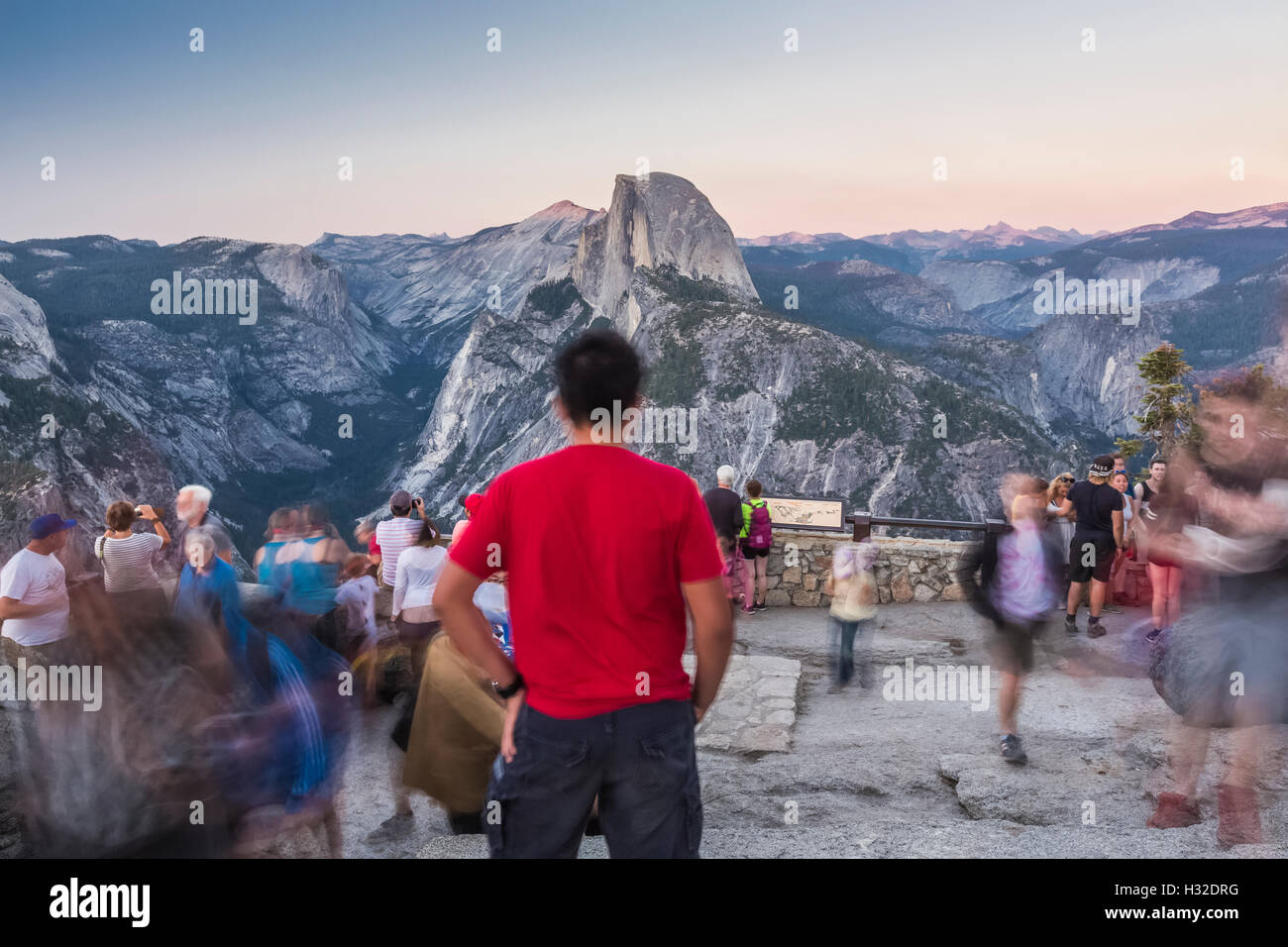 Besucher am Glacier Point, den Sonnenuntergang über den Half Dome und Yosemite Valley im Yosemite-Nationalpark, Kalifornien, USA Stockfoto