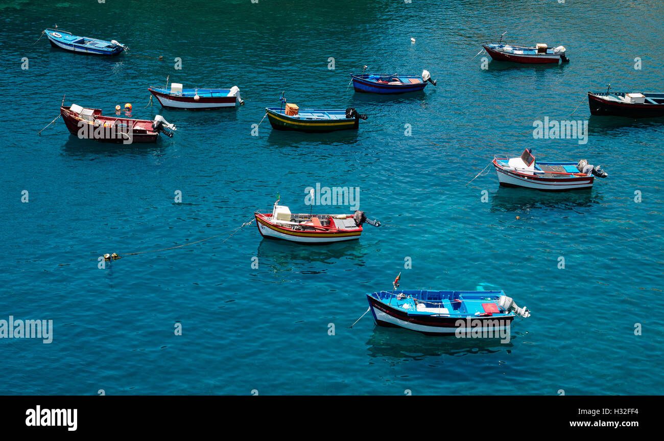 Bunte Boote liegen vor Anker in der Bucht von Camara de Lobos auf der portugiesischen Insel Madeira Stockfoto