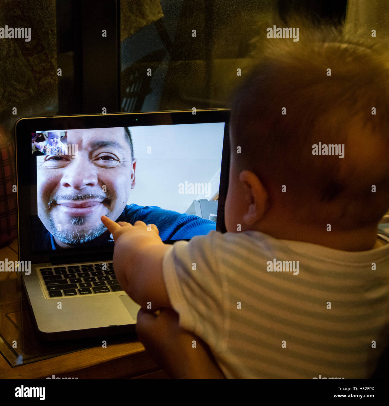 Baby beobachten Großvater auf Skype auf computer Stockfoto