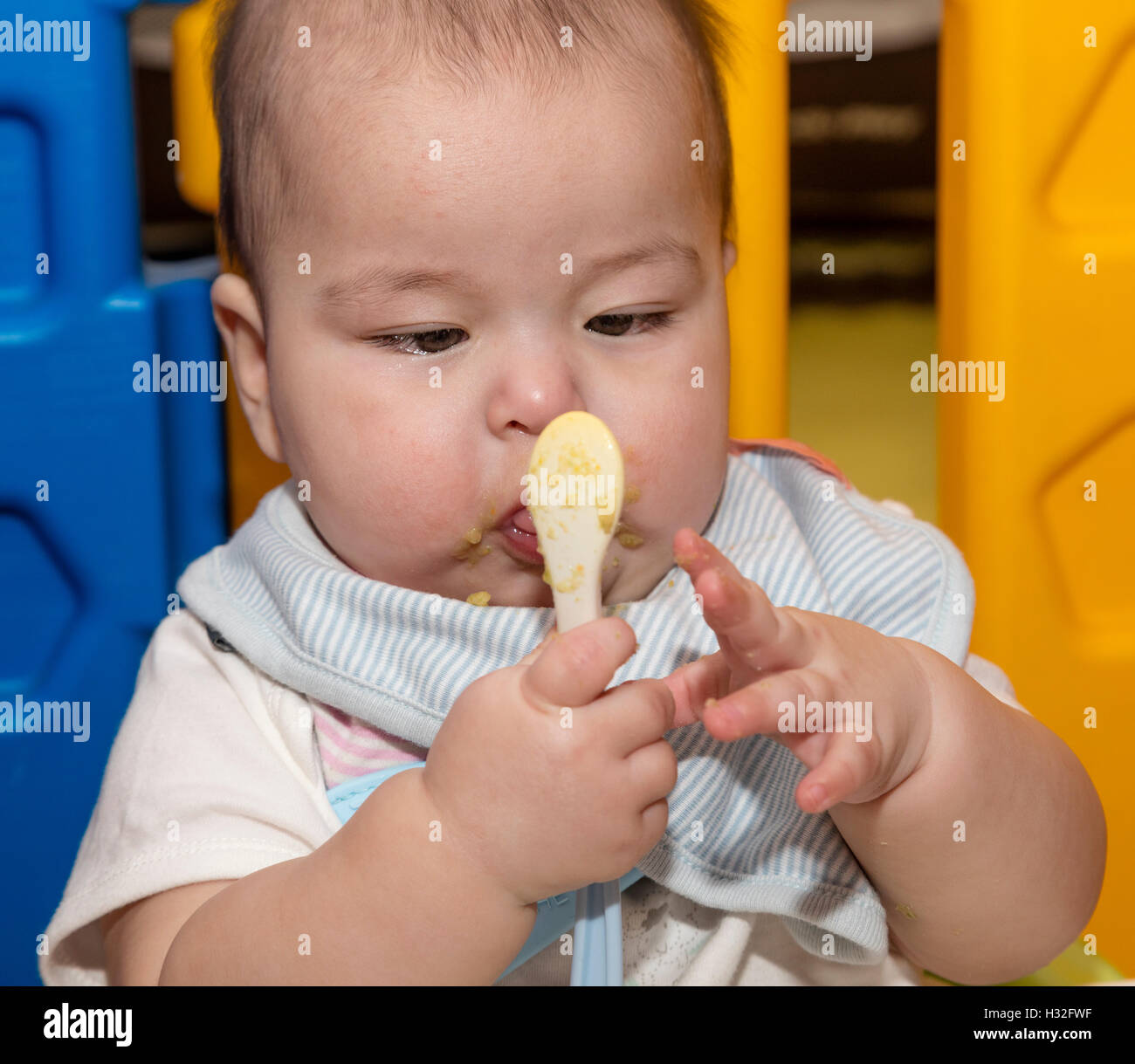 Nahaufnahme der Säuglingsernährung mit Löffel Stockfoto