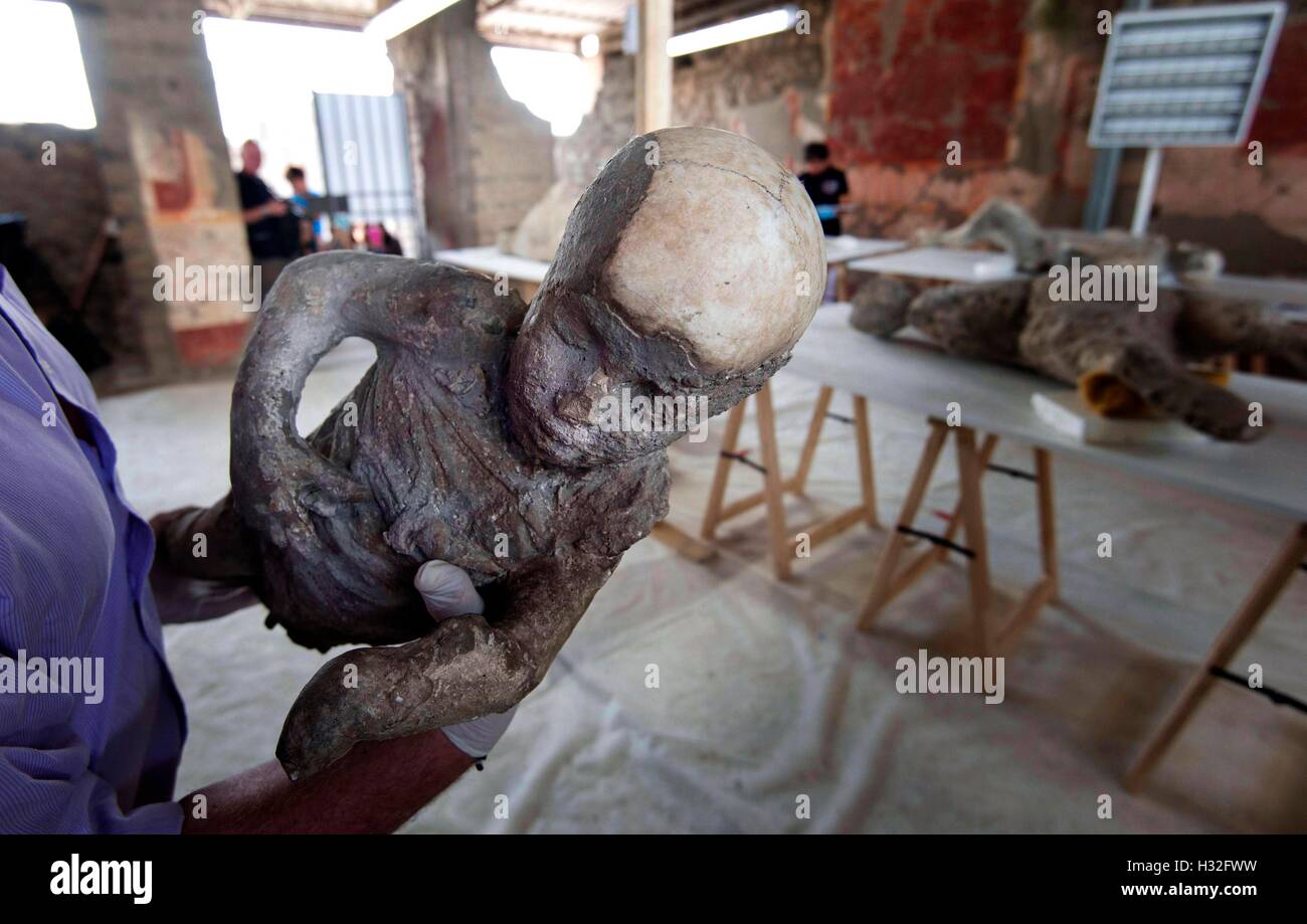 86 Abgüsse von archäologischen Ausgrabungen von Pompeji unterliegen einer Intervention der Erholung und der Wiederherstellung zu anthropologischen Stockfoto