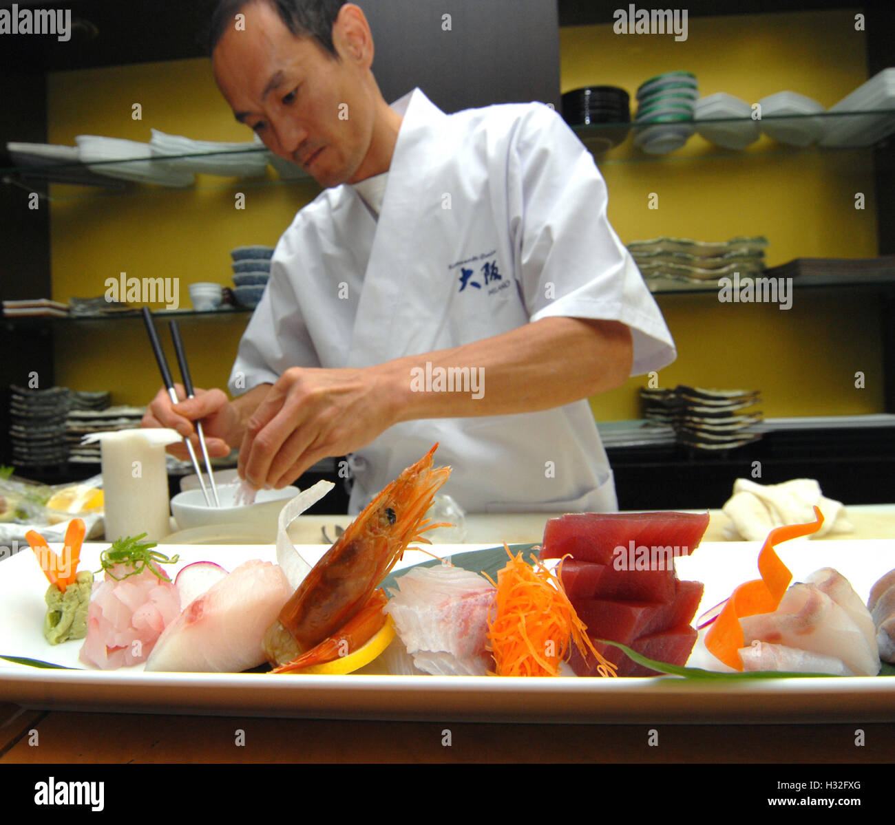 Matsuri Festival 2014 - die berühmten japanischen Chef Osamu Ikeda, engagiert bei der Vorbereitung einer Platte von Sashimi. Mailand, Italien, Ma Stockfoto