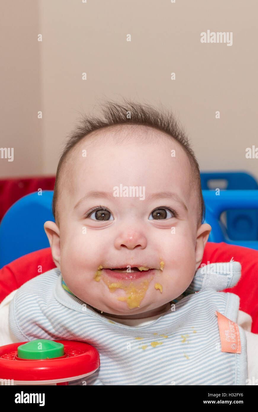 Nahaufnahme von glückliches Baby füttern Stockfoto