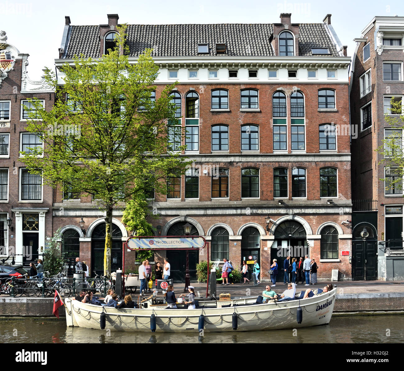 Kanal Kreuzfahrten von Freundschaft Amsterdam Niederlande (Oudezijds Voorburgwal - Red Light district de Wallen) Stockfoto