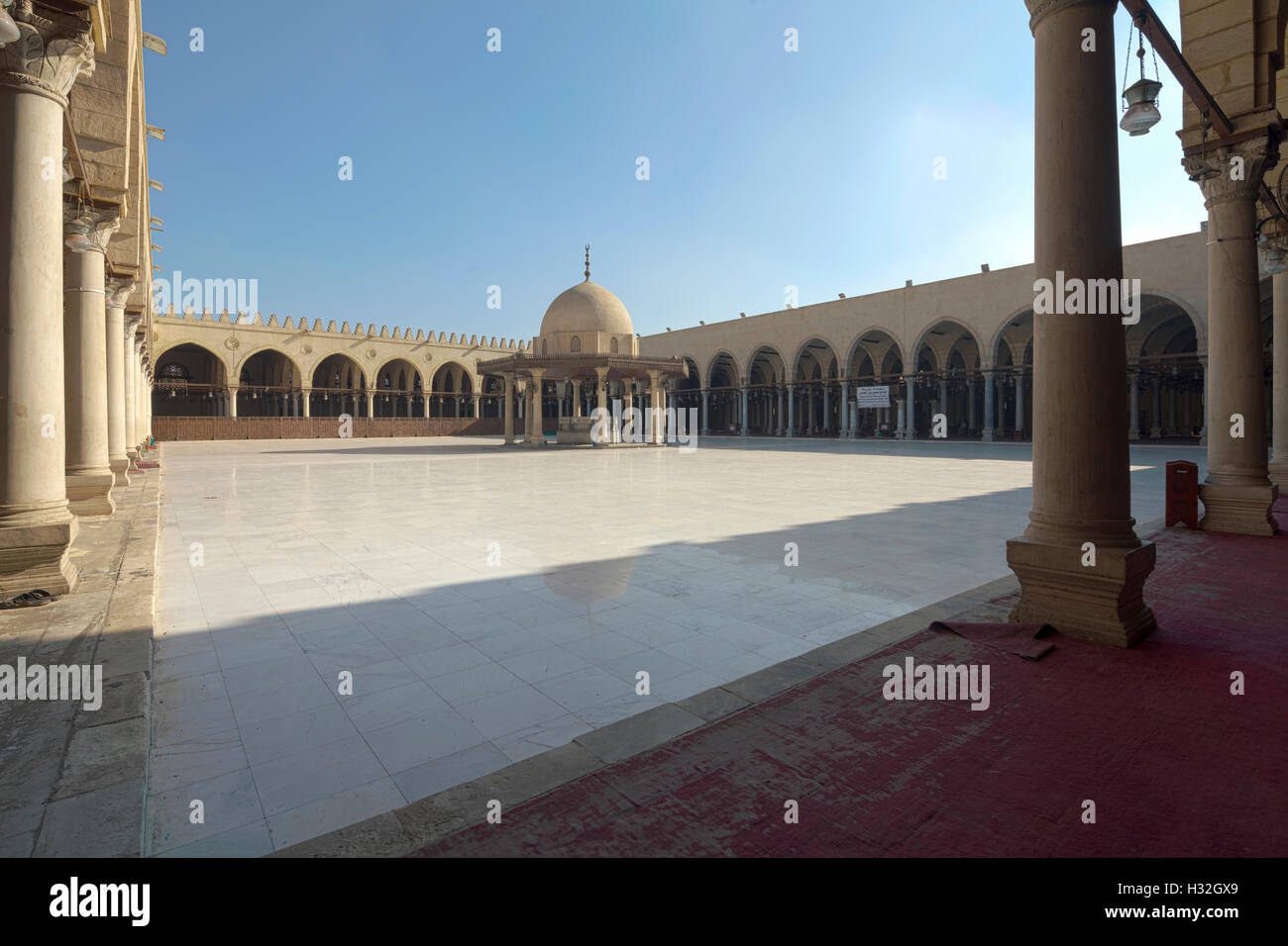 Blick auf Innenhof, Moschee von Amr ibn al-als Alt-Kairo, Ägypten Stockfoto