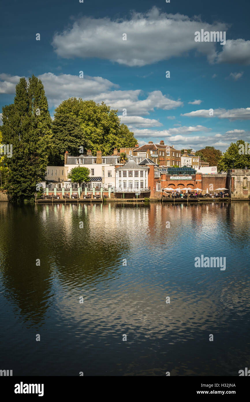 Der Themse in East Molesey in der Nähe von Hampton Court Palace in Surrey, Großbritannien Stockfoto