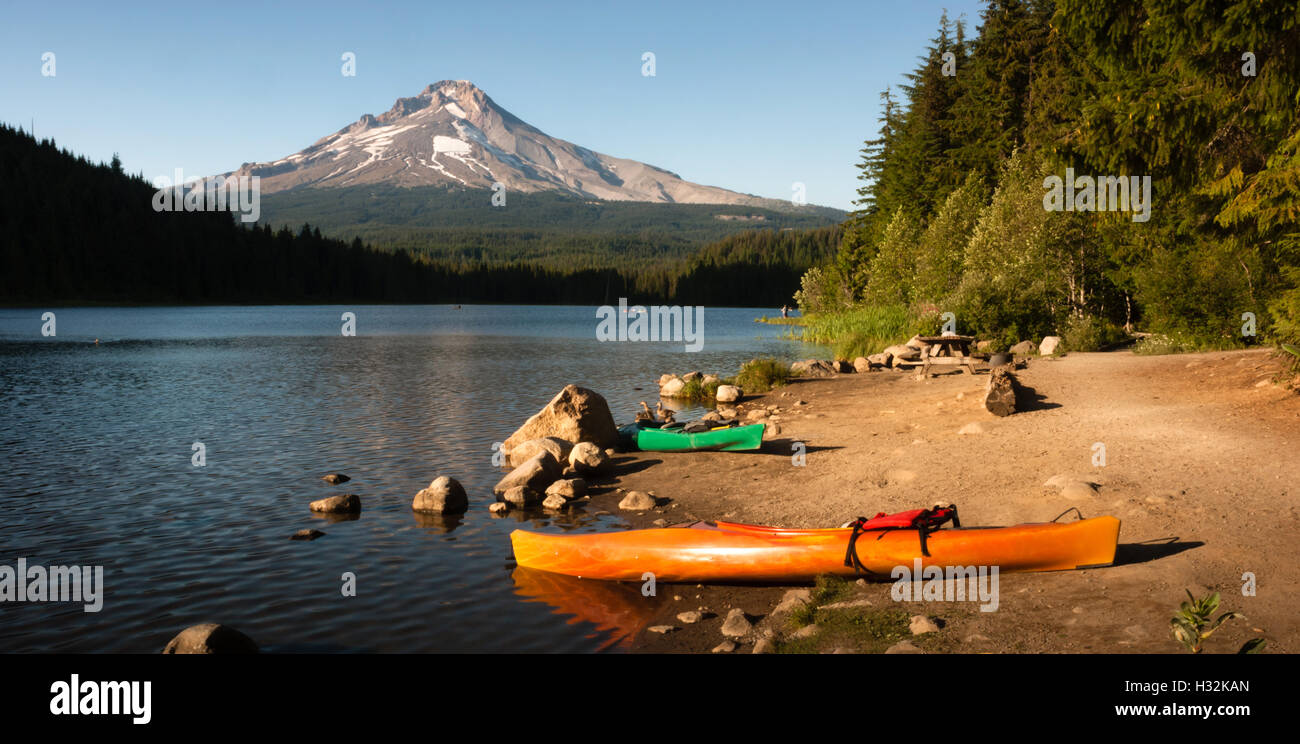 Orange grün Kajaks Shoreline Trillium Lake Mt. Hood Orgon Kaskaden Stockfoto