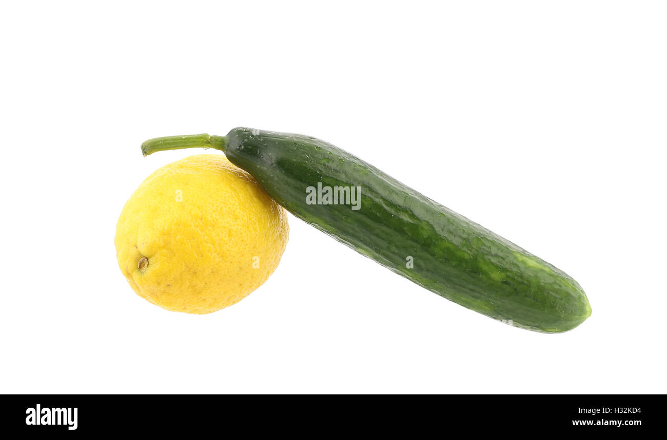 Gelbe Zitrone mit grüner Gurke. Stockfoto