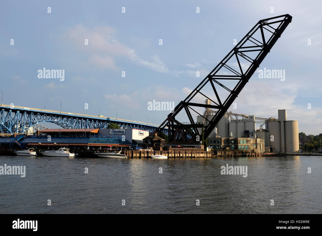 Cuyahoga River und die Wohnungen, Cleveland, Ohio Stockfoto