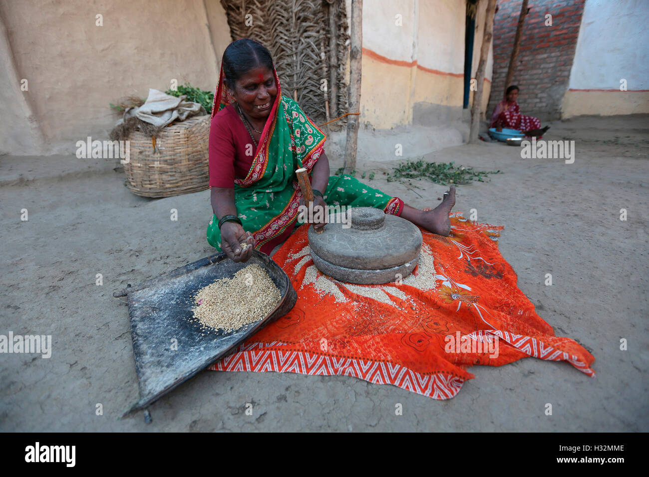 Frau Körner schlagen. ANDH Stamm, Injegaon Dorf, Maharashtra, Indien Stockfoto